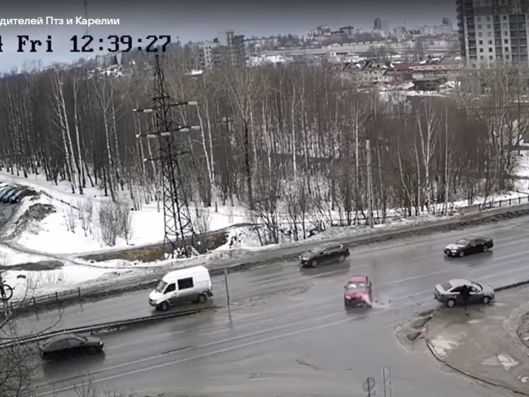 Пешехода едва не сбило авто, вылетевшее на тротуар в Петрозаводске