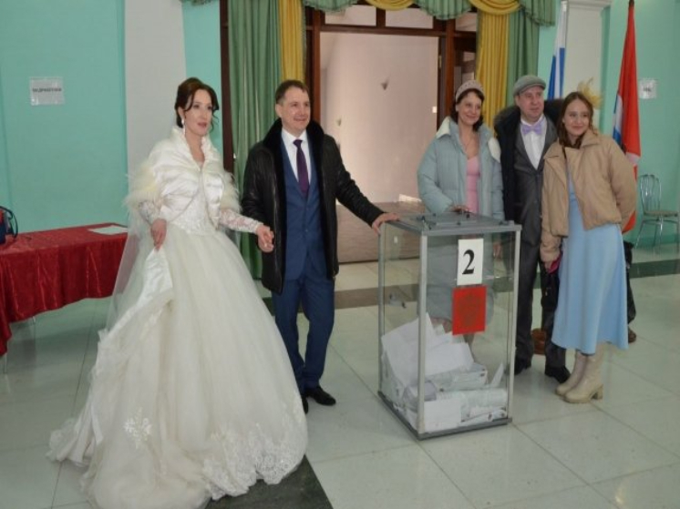 Омские молодожены сразу после росписи поехали голосовать на выборах