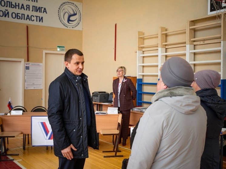 Куцак проверил работу четырех избирательных участков в школах САО Курска