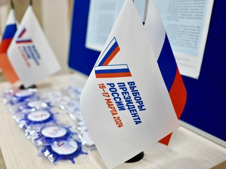 Впервые голосовавшие на выборах молодые мурманчане получили памятные подарки