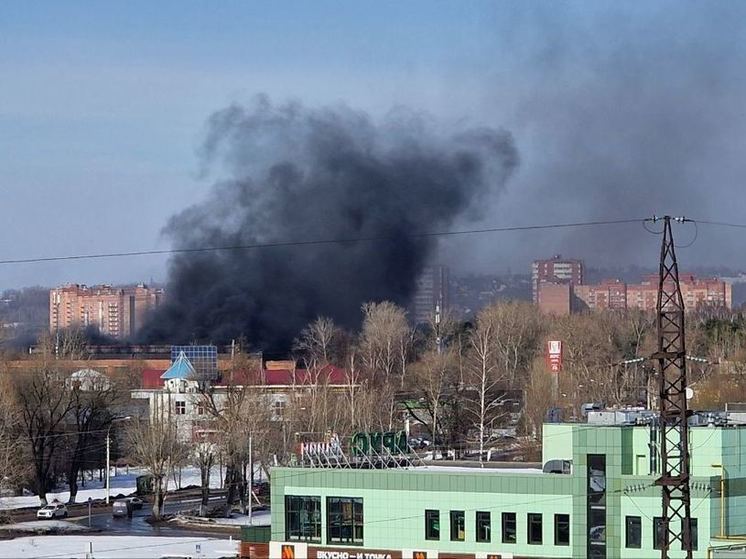 Пожарные тушат СТО в районе промзоны Дмитрова
