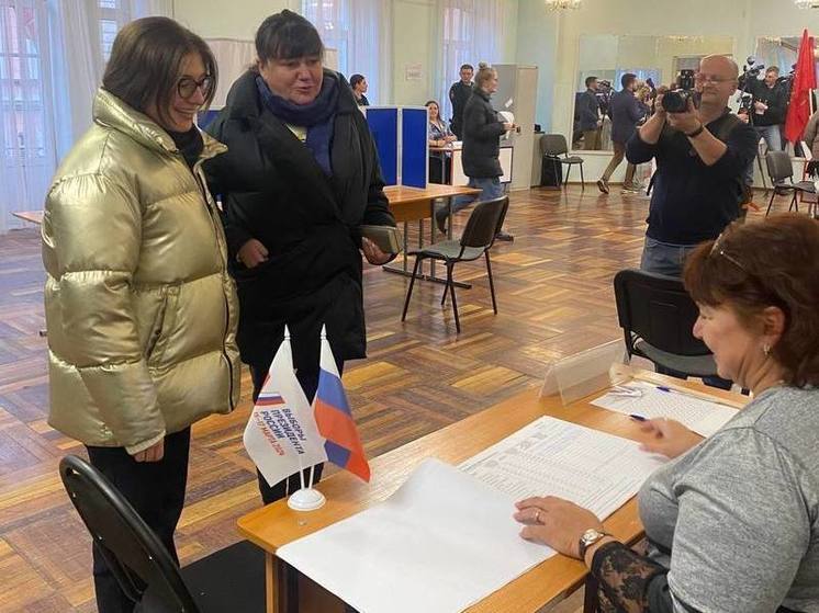 Депутат ЗакСа и актриса Мельникова вместе с дочерью исполнили гражданский долг на выборах