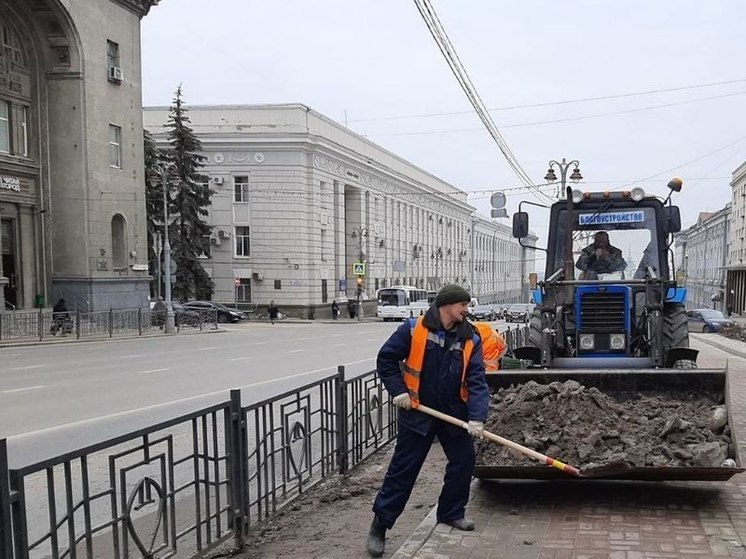 Дорожные службы Курска продолжают убирать город от мусора и пыли