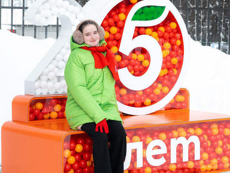 В свой праздник торговая сеть украшала катки, презентовала ролики с дополненной реальностью и угощала кофе за 1 рубль