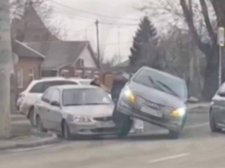 В Ростове на Шолохова легковушка заехала на капот другого автомобиля
