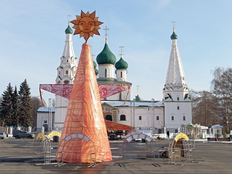 Самую большую масленицу в Ярославле сделали из новогодней елки