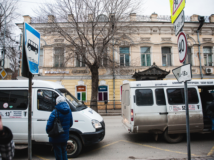 В Астраханской области водитель маршрутки выгнал пассажирку из автобуса и попал на видео