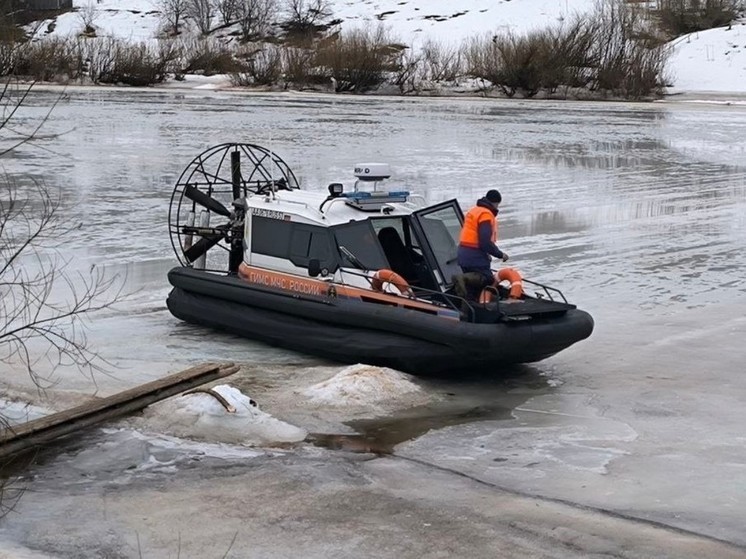 Сотрудники МЧС доставляют членов избиркомов в удаленные районы Новгородчины