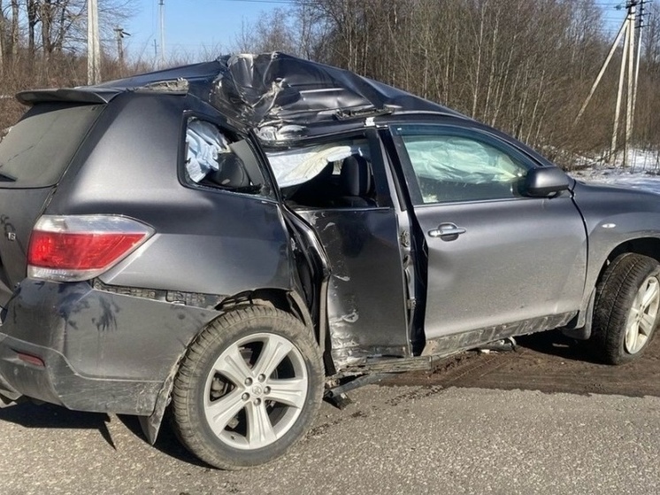 В Тверской области иномарка превратилась в груду металла после серьезной аварии