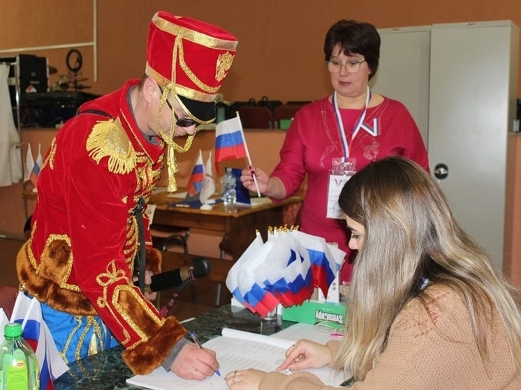 Гусар на коне проголосовал на выборах президента России в Оржицах