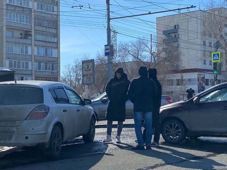 В Оренбурге на проспекте Гагарина ДТП привело к пробке