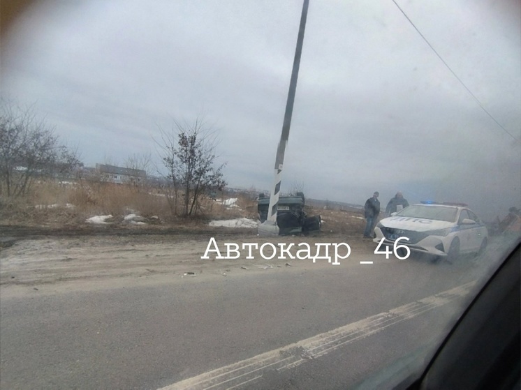 На трассе под Курском опрокинулась легковушка