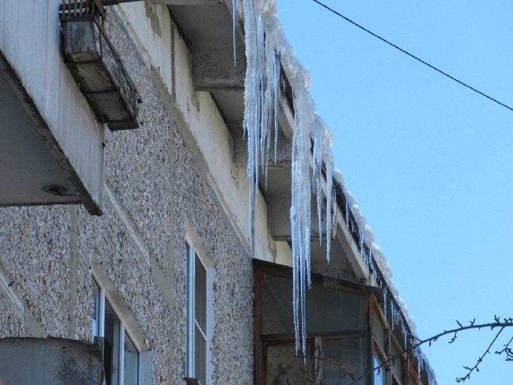 В Екатеринбурге на ребенка упала глыба льда