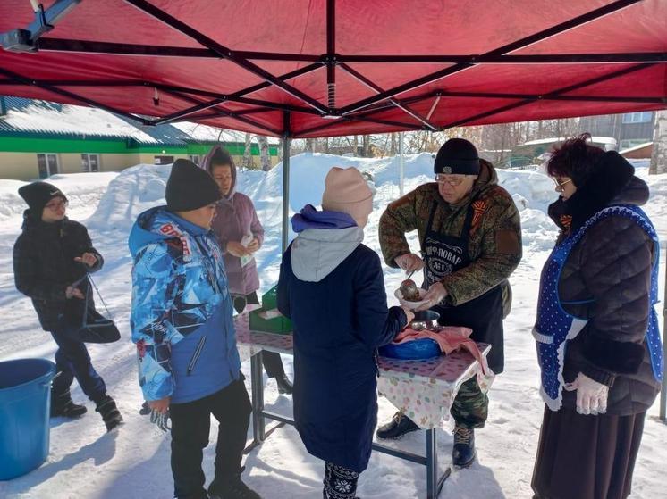 В Долинском районе избиратели угощаются солдатской кашей и плетут маскировочные сети