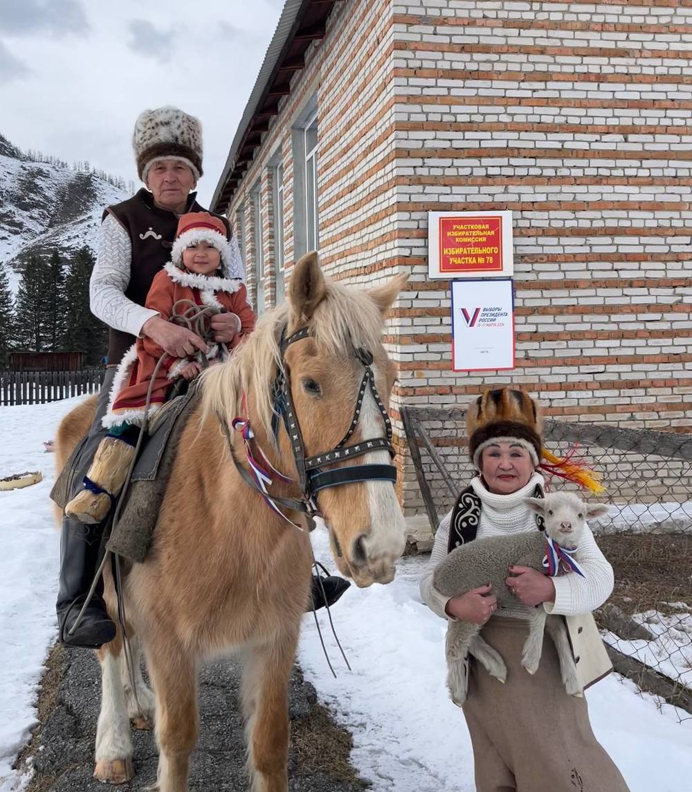 Второй день выборов в Алтайском крае: люди идут голосовать семьями и коллективами