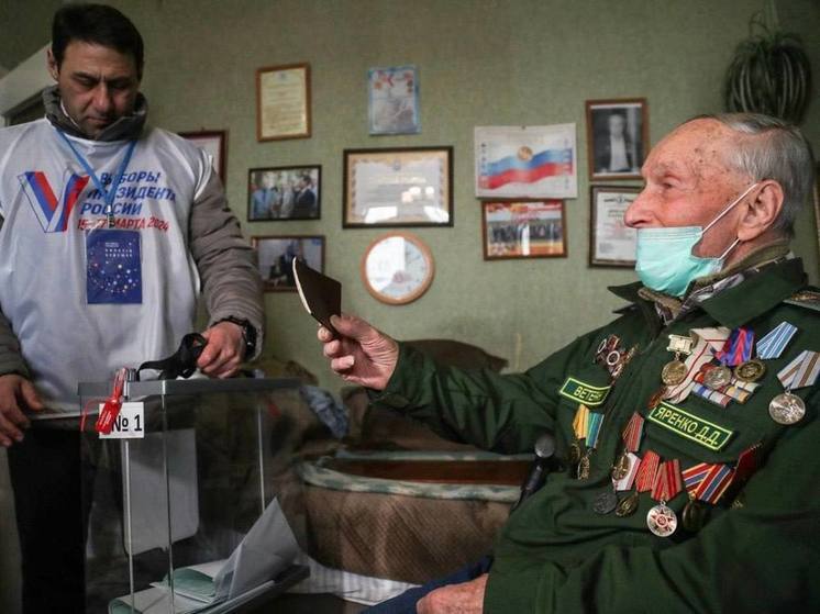 В Астраханской области проголосовали невеста, школьник и 97-летний ветеран