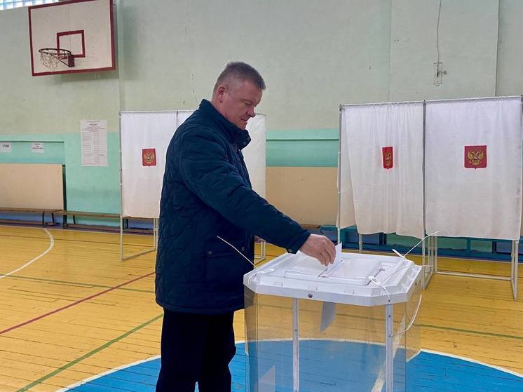 Спикер Саратовской думы выбирал президента в спортзале
