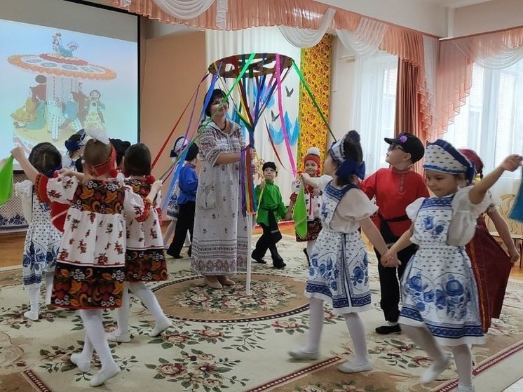 Дошкольники Пущино узнали традиции праздничных гуляний на Руси
