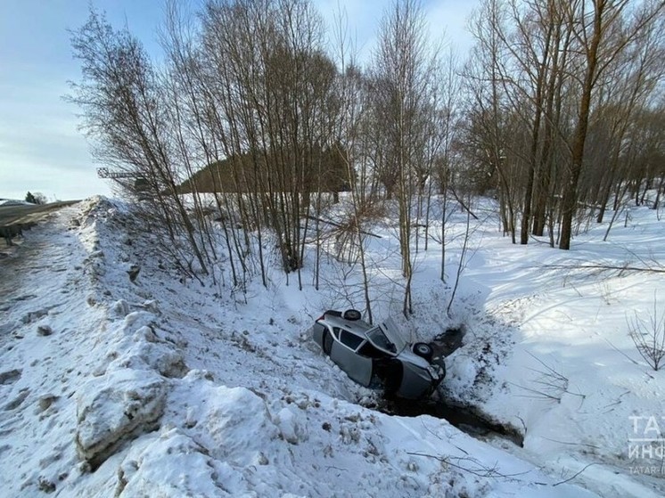 В Татарстане «Лада» свалилась на бок в овраге