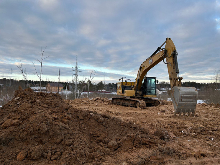 Водители мусоровозов выгружали отходы вблизи одинцовской деревни