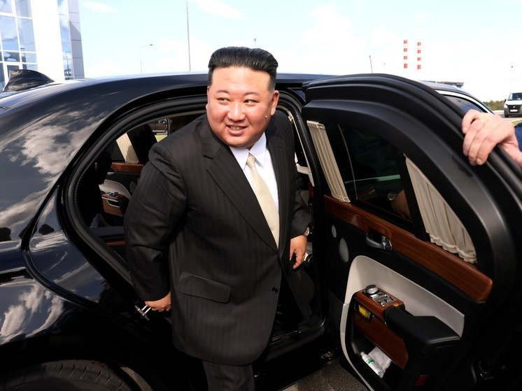 Ким Чен Ын впервые посетил учения десанта на подаренном российском автомобиле