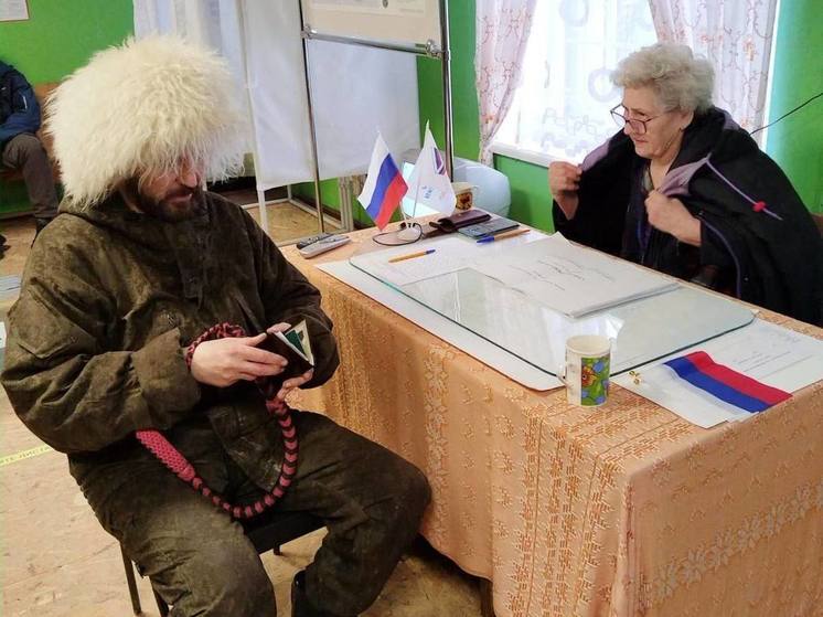 Лужский фермер проголосовал на выборах президента РФ сразу после полевых работ