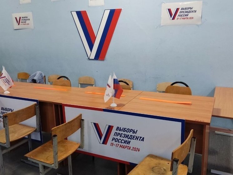 Глава Леноблизбиркома Лебединский посетил избирательный участок в Ивангороде