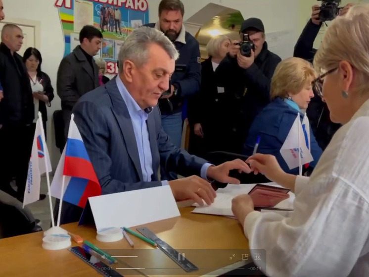 Глава Северной Осетии вместе с супругой проголосовал в родной школе во второй день выборов президента России