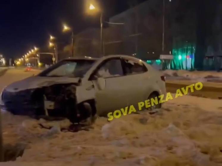 В Пензе легковушка влетела на большой скорости в столб