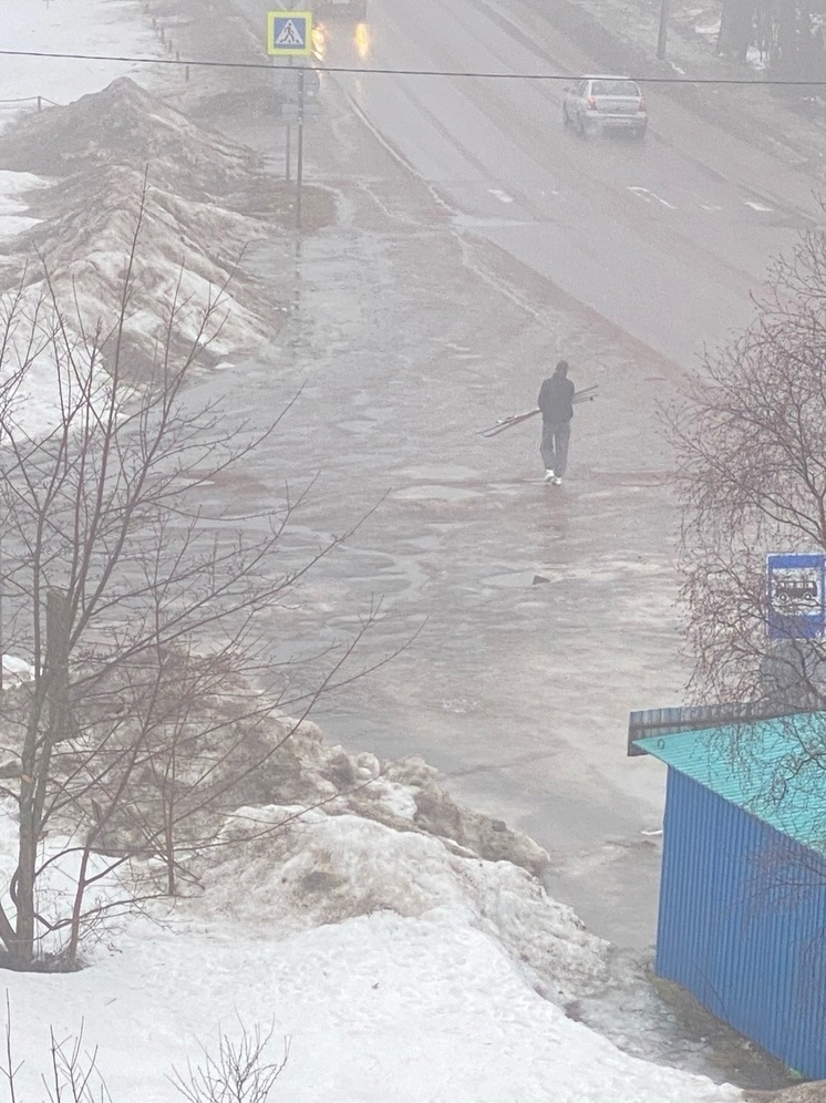 Школьники в Карелии под дождем бегают по льду на лыжах