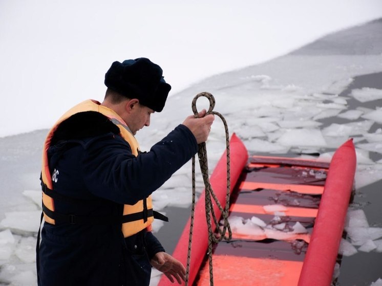 Спасатели Подмосковья советуют завязывать с рыбалкой на льду