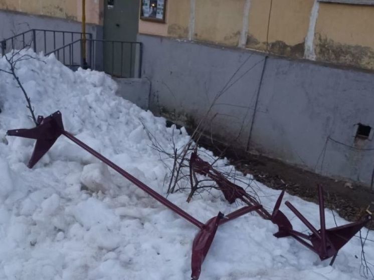 Снегоуловители обрушились с высотного дома в Лобне
