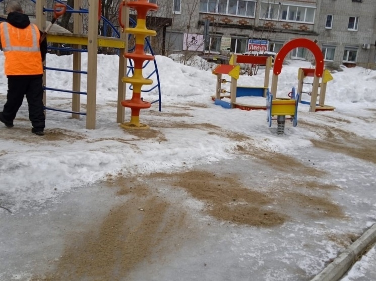 Коммунальщики заваливают песком улицы Медвежьегорска
