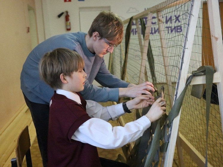 В гимназии Серпухова открыли цех по плетению маскировочных сетей