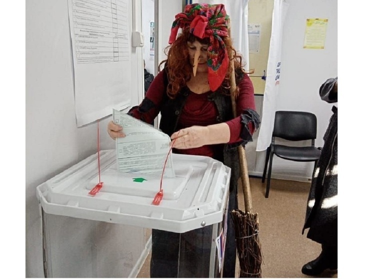 Баба Яга замечена на выборах Президента в Калужской области