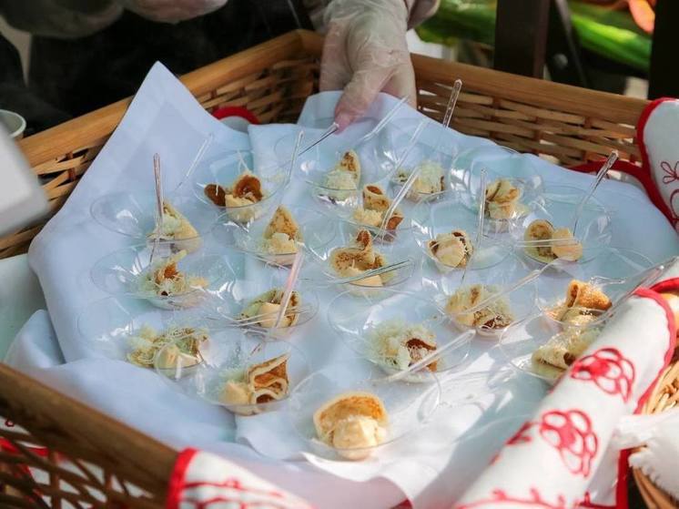 Тюменцев на фестивале кормят блинами с необычными начинками