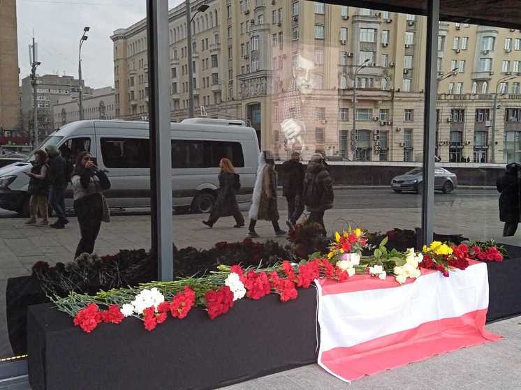 Люди собираются у Театра сатиры: идут проститься с любимым артистом