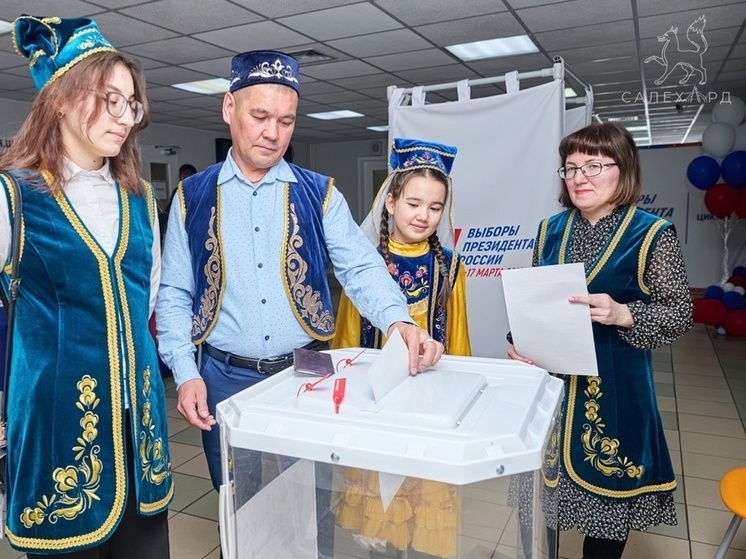 Руководитель центра татарской культуры в Салехарде пришел на выборы с семьей в национальных костюмах