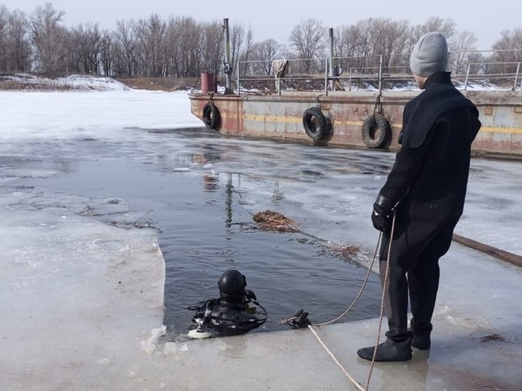 В Астраханской области из реки извлекли провалившуюся под лед машину