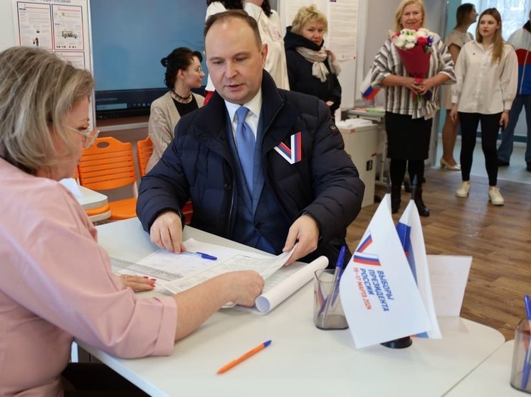 Председатель мурманского избиркома Богомолов проголосовал за президента России