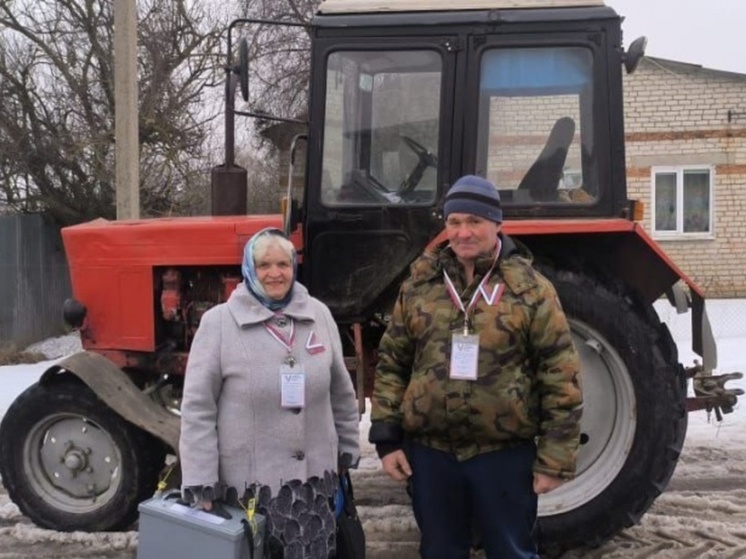 В Курской области членов УИК возят к избирателям на тракторе