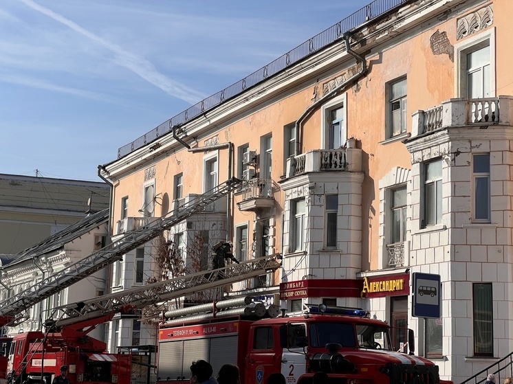 Во время сильного пожара в центре Твери спасли пять человек
