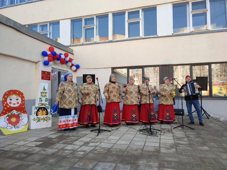 В Смоленске избирателей встречают блинами и музыкой