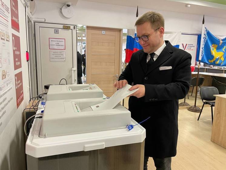 Председатель псковского избиркома проголосовал на участке №1
