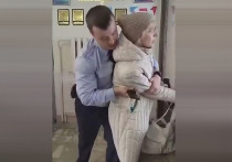 В Екатеринбурге женщина была задержана за попытку облить зеленкой бюллетени в урне для голосования
