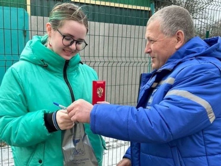 Впервые голосующие на выборах валуйчане получили подарки