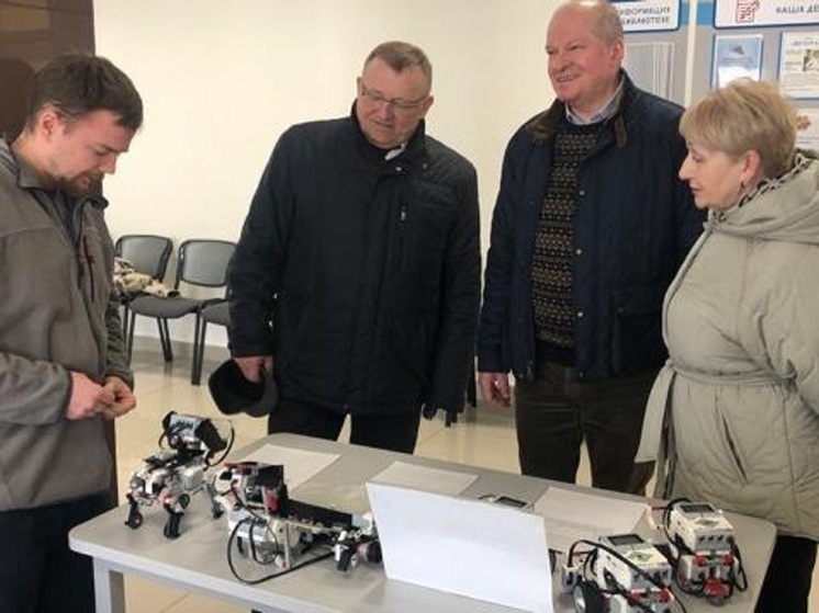 На избирательном участке в Калужской области представили выставку роботов