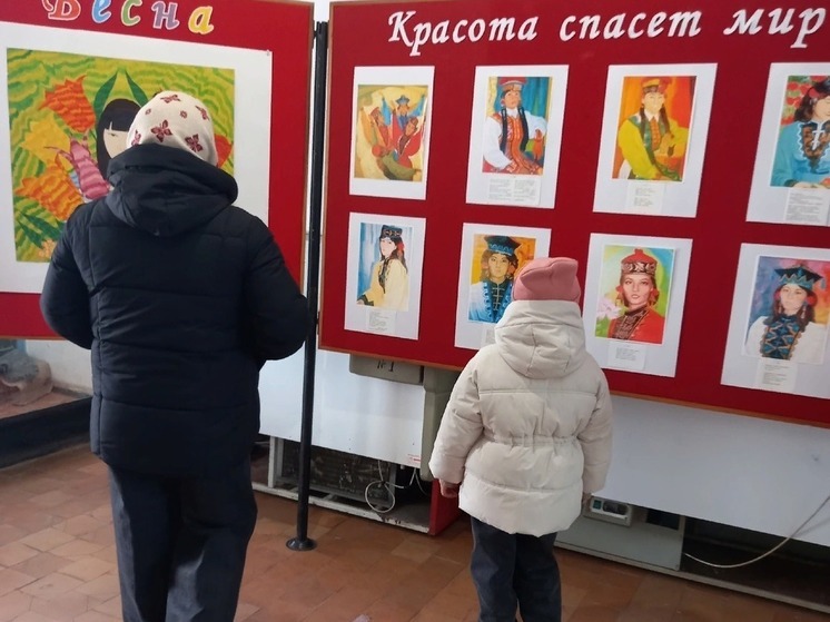 На избирательном участке в Калмыкии развернули выставку работ известного художника