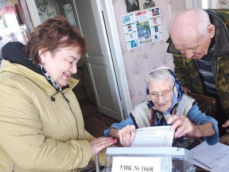 В Сорочинске свой голос на выборах отдала столетняя избирательница