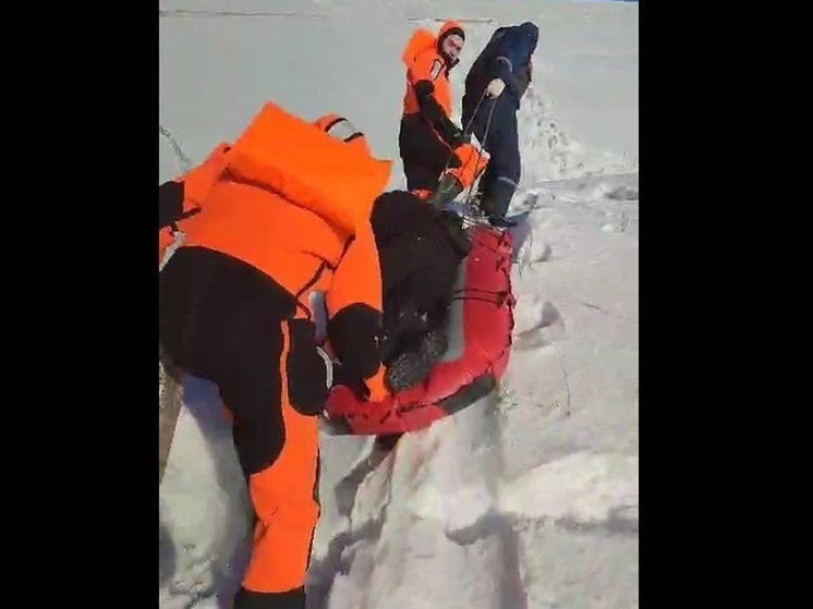 В Уфе спасли замерзшего мужчину, лежащего на середине реки